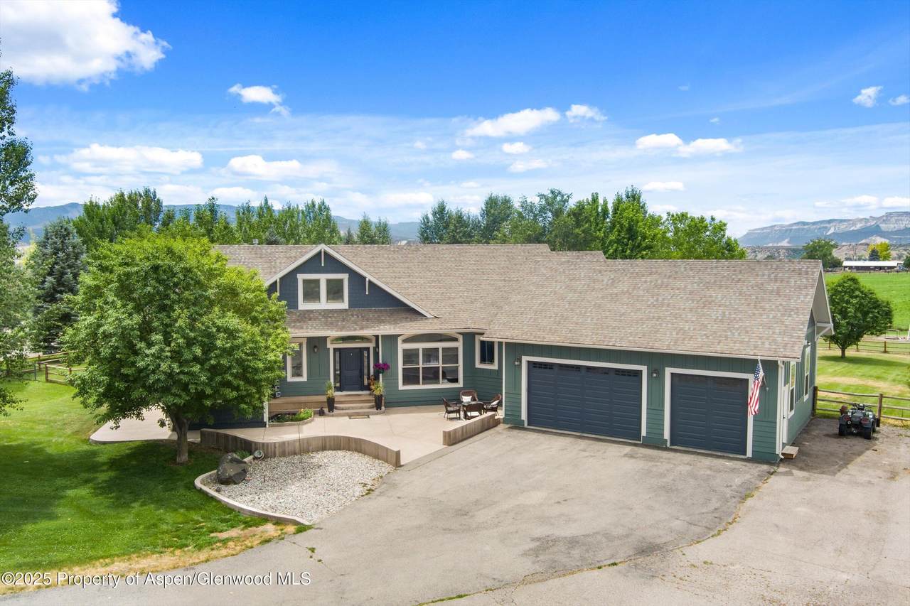 227 Meadow Drive - Photo 1