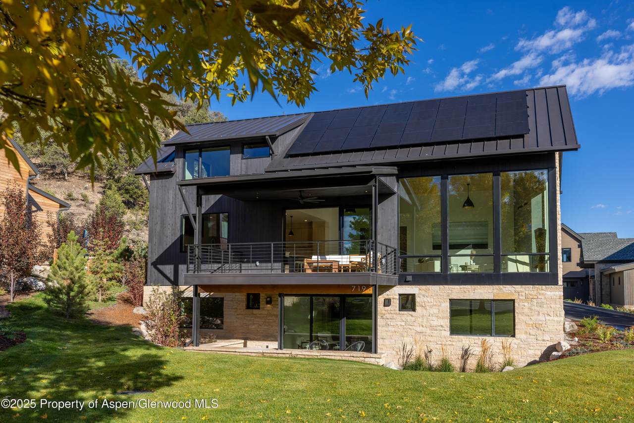 719 Perry Ridge - Photo 1