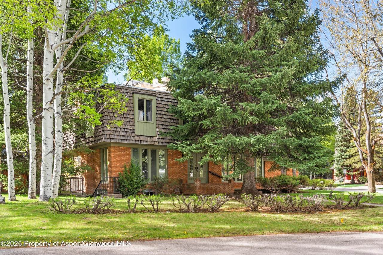 531 Gillespie Street - Photo 1