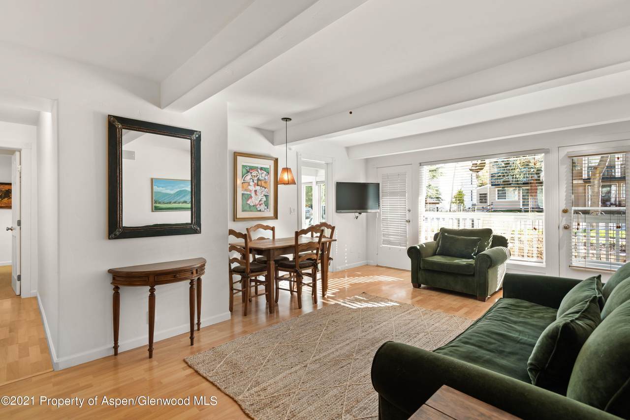 916 Hopkins Avenue - Photo 1