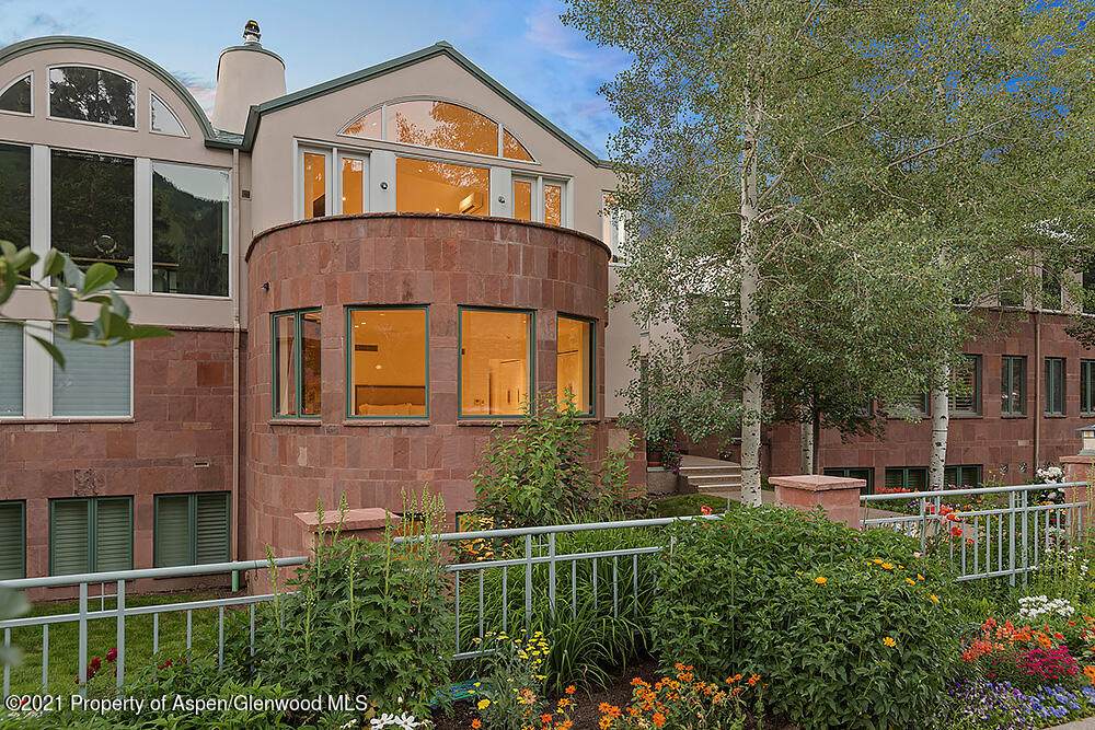 708 Hopkins Avenue - Photo 1