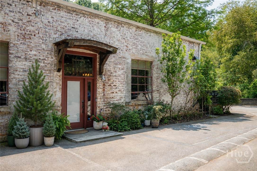 585 White Circle - Photo 1