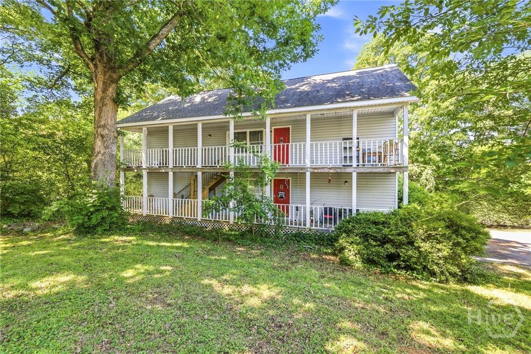 205 Pineview Drive - Photo 1