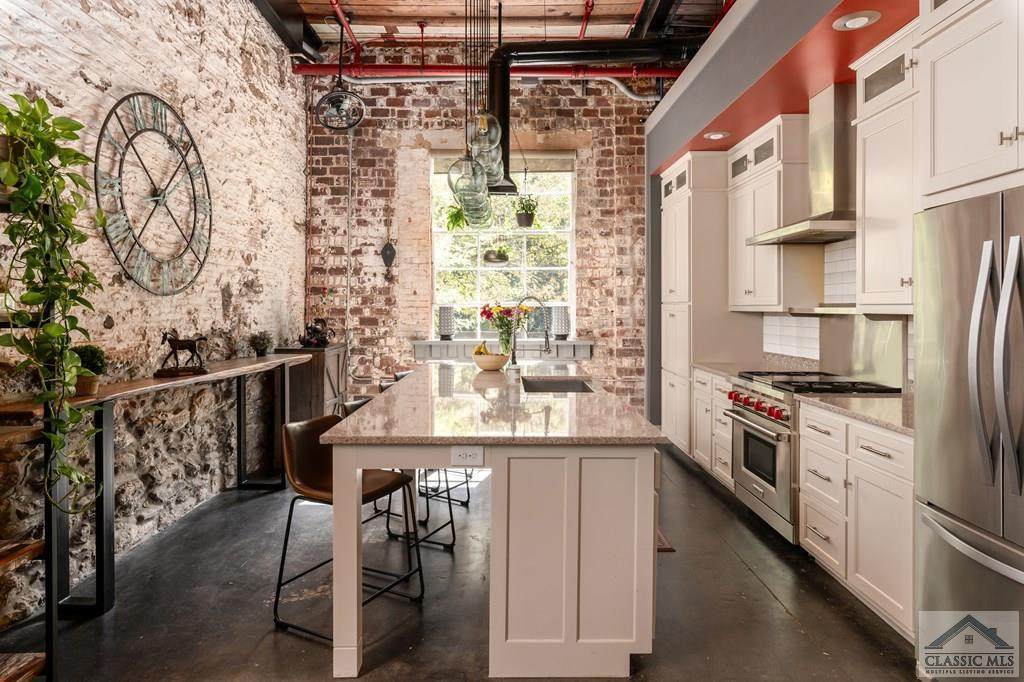 585 White Circle - Photo 1