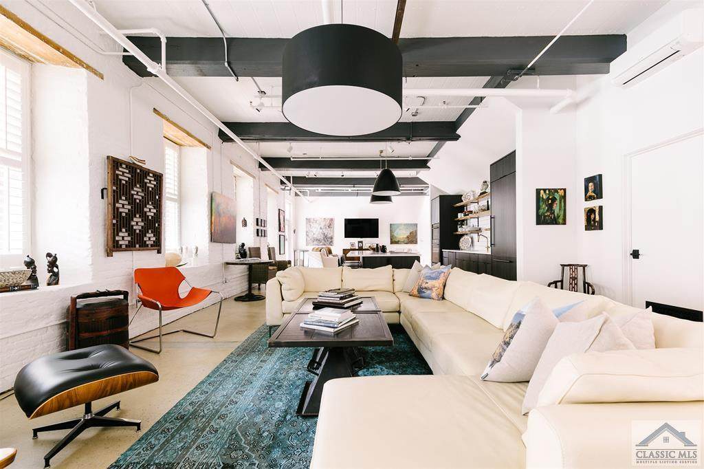 585 White Circle - Photo 1