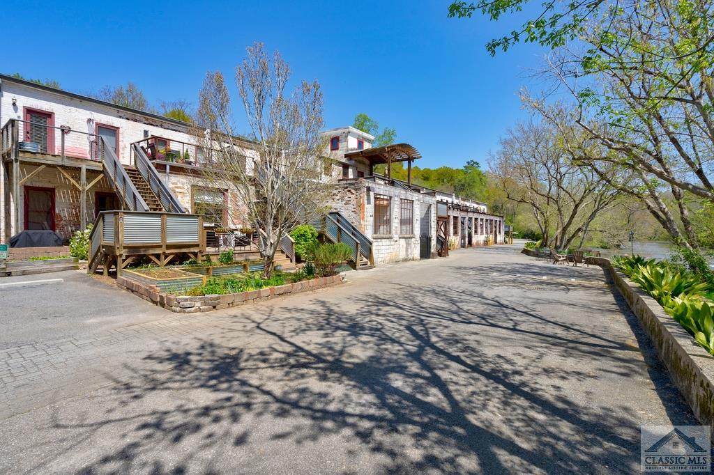 585 White Circle - Photo 1