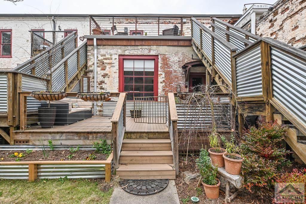 585 White Circle - Photo 1