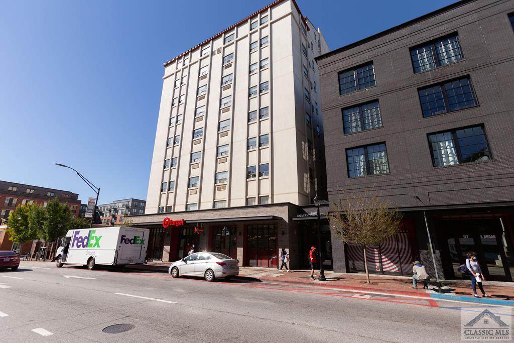 131 Broad - Photo 1