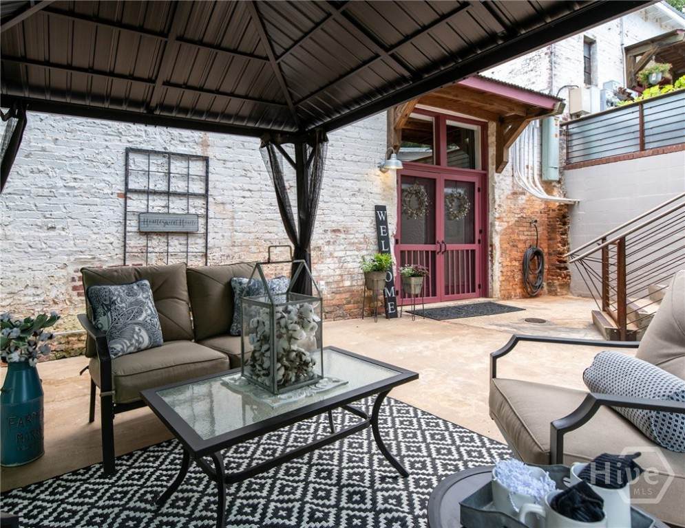 585 White Circle - Photo 1