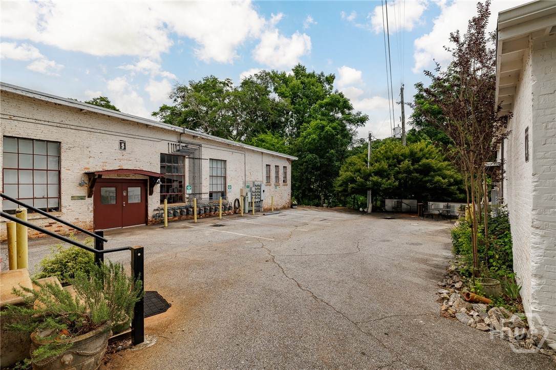 585 White Circle - Photo 1