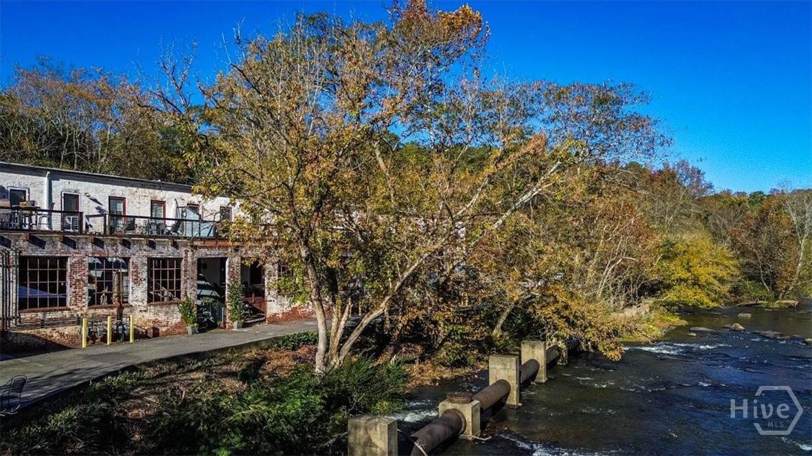 585 White Circle - Photo 1