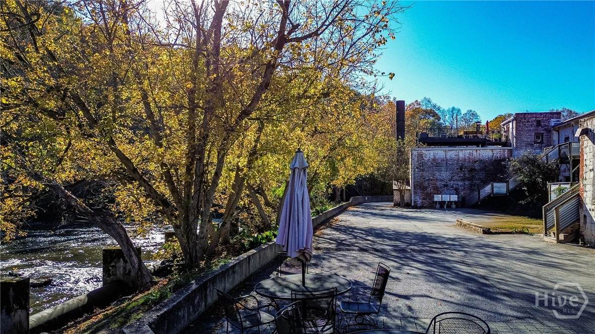 585 White Circle - Photo 1