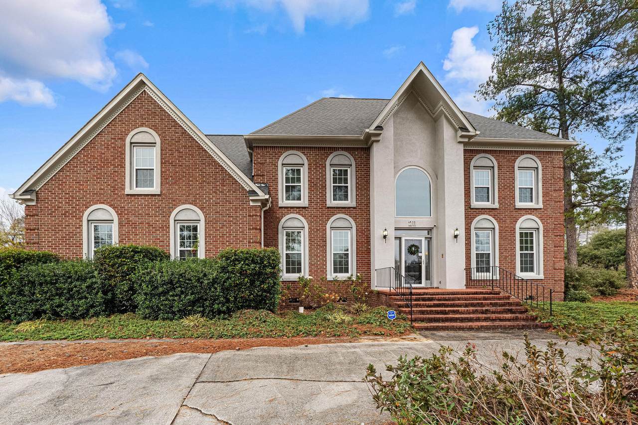 211 Kestwick Drive W - Photo 1