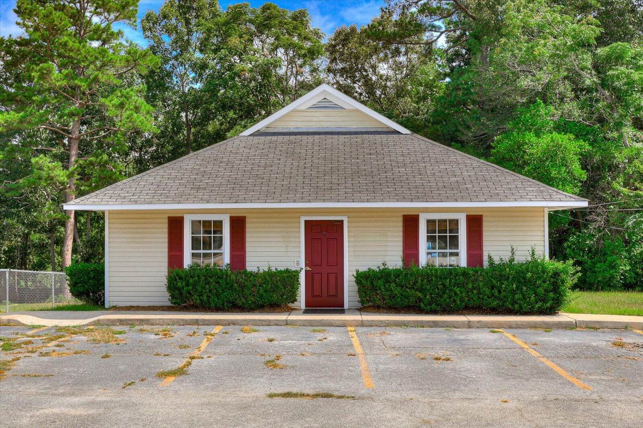 587 Robinson Avenue - Photo 1