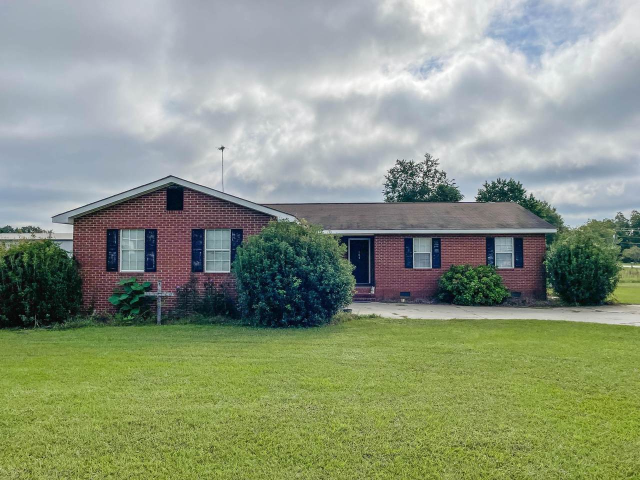 104 Trafalgar Drive - Photo 1