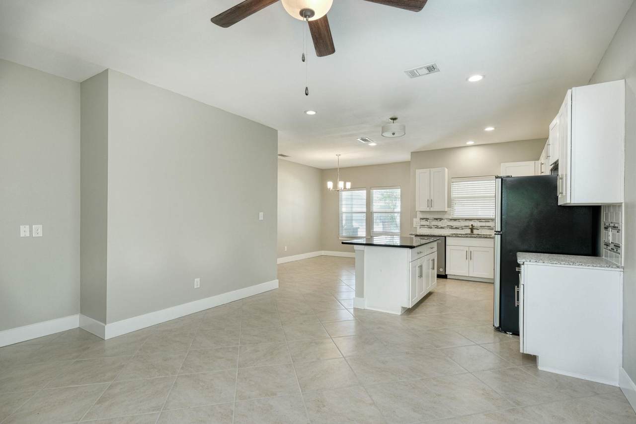 615 Spring St - Photo 1