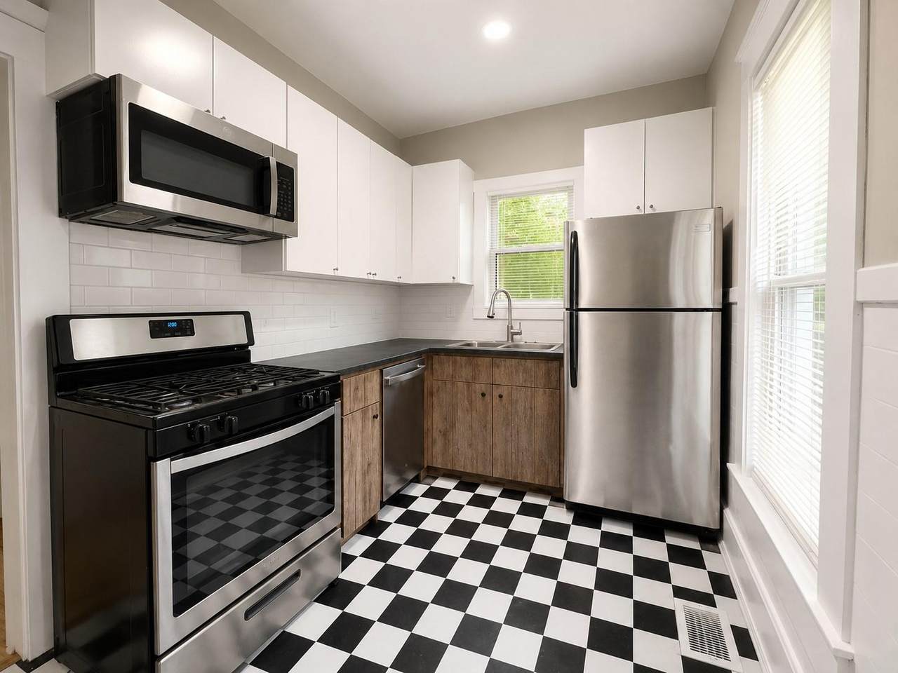 514 38th St - Photo 1