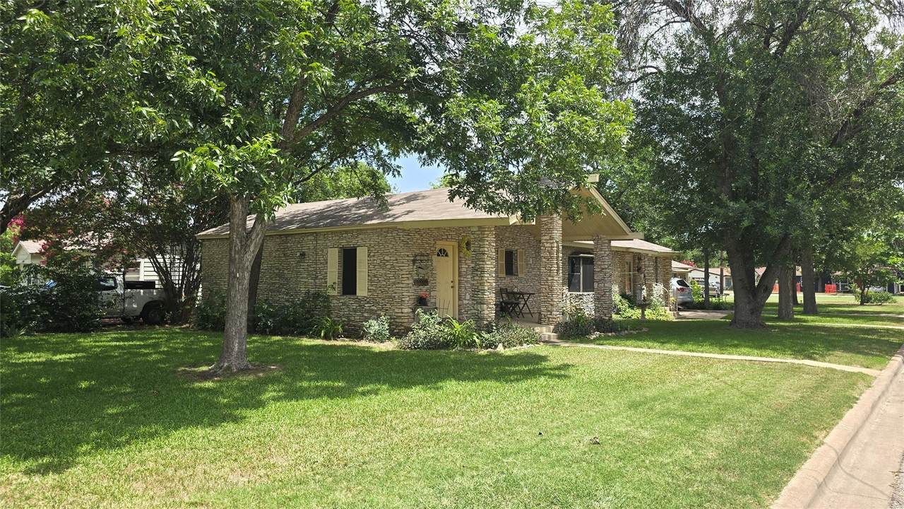1801 Ash St - Photo 1