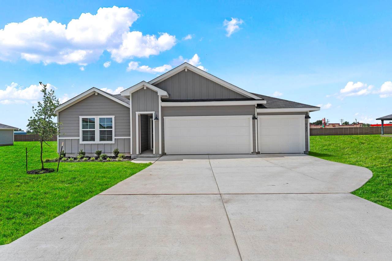 137 Union Pacific Dr - Photo 1