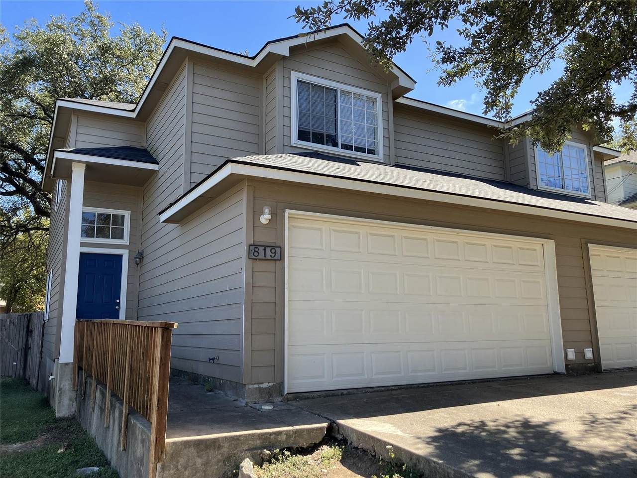 819/821 Sagewood Trl - Photo 1