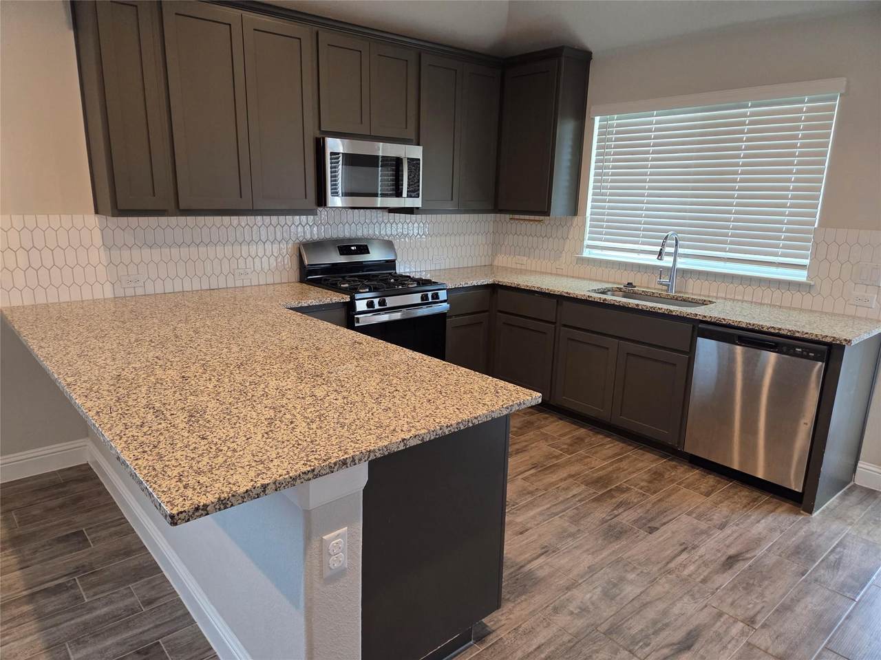 105 Riverhill Dr - Photo 1