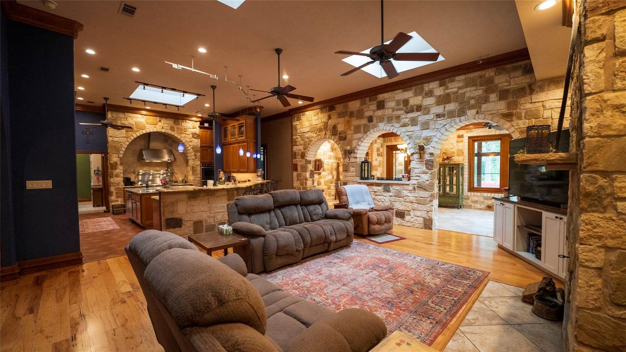 https://bt-photos.global.ssl.fastly.net/austin/1280_boomver_1_1703547-2.jpg