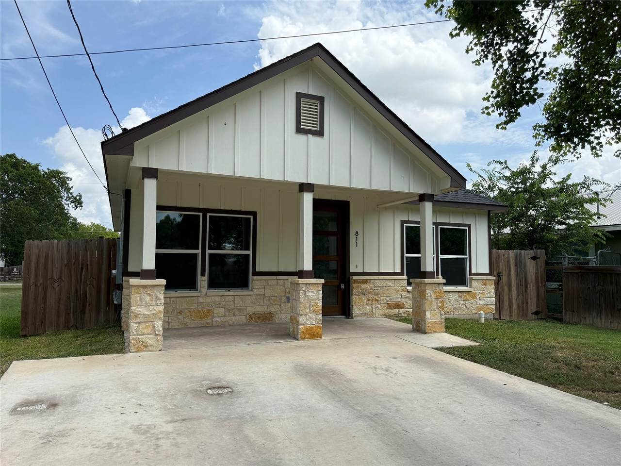 811 5th St - Photo 1