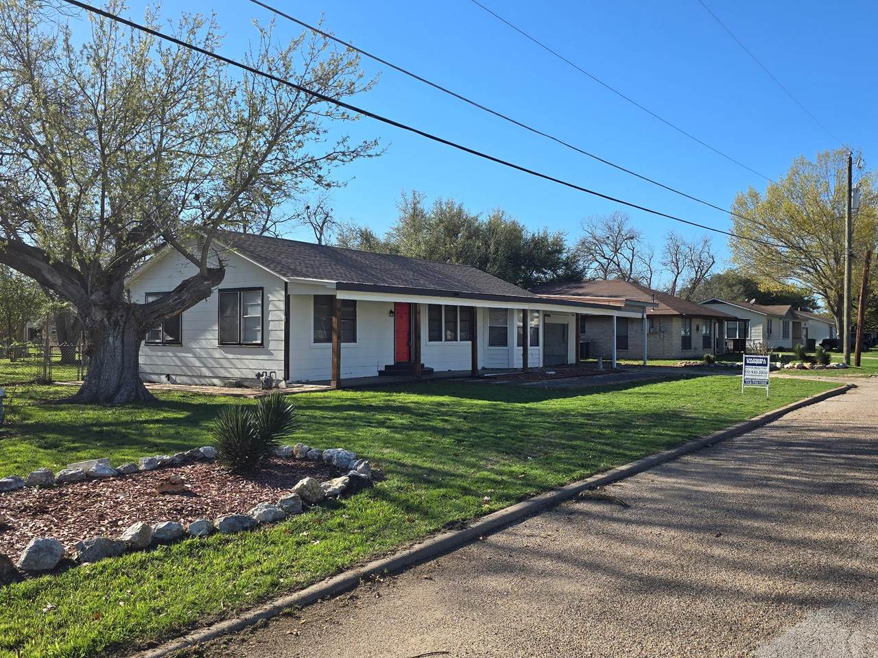 305 5th St - Photo 1