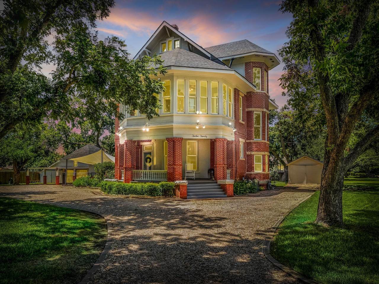 1220 Lake Dr - Photo 1