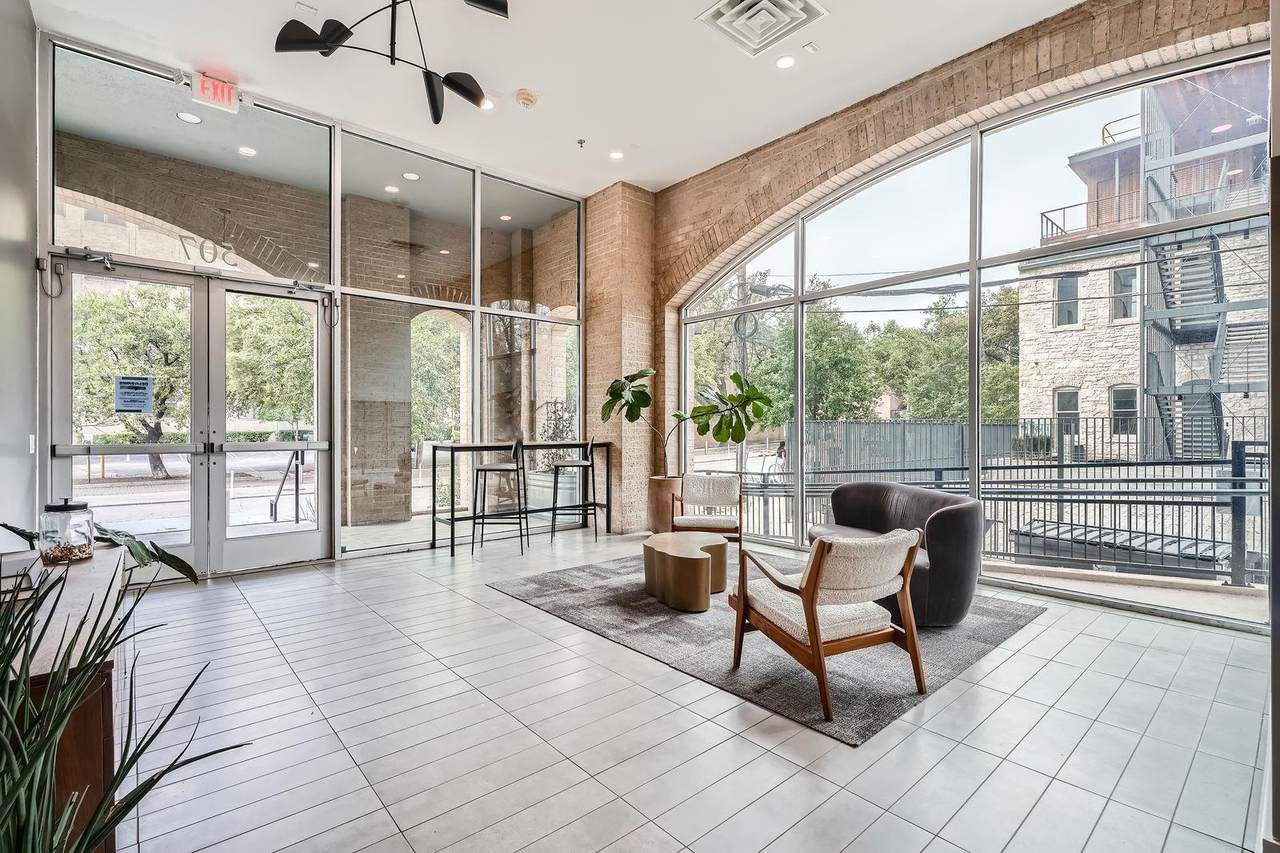 507 Sabine St - Photo 1