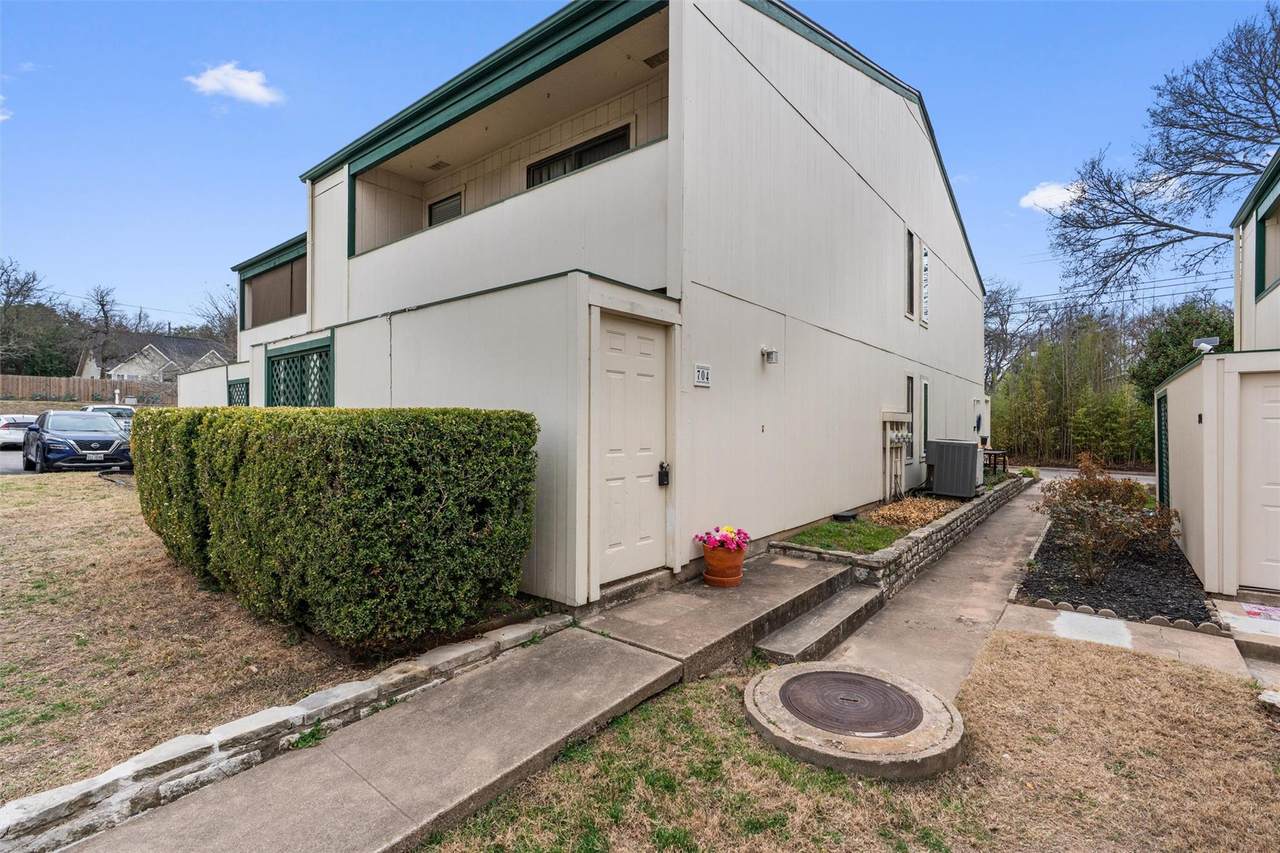 6718 Silvermine Dr - Photo 1