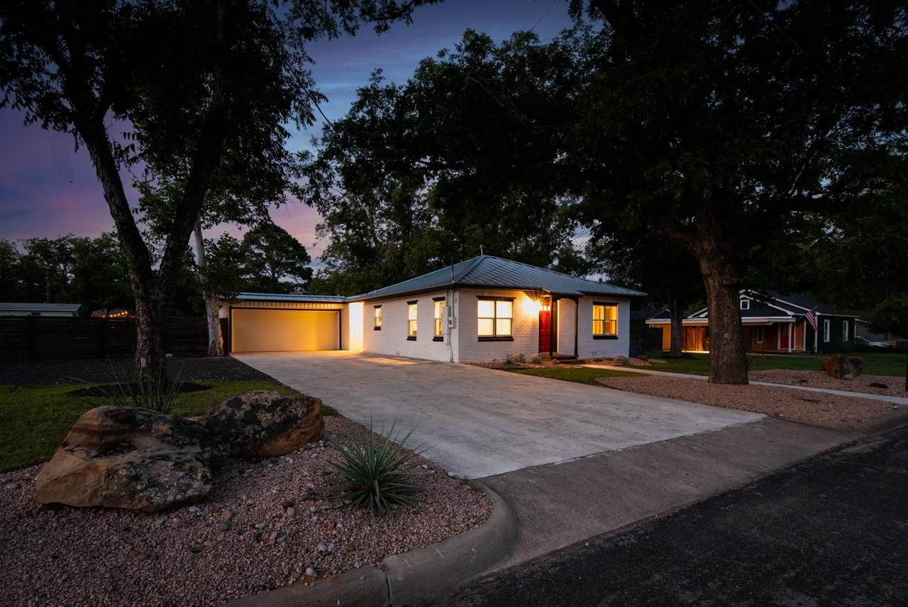 318 Hackberry St - Photo 1