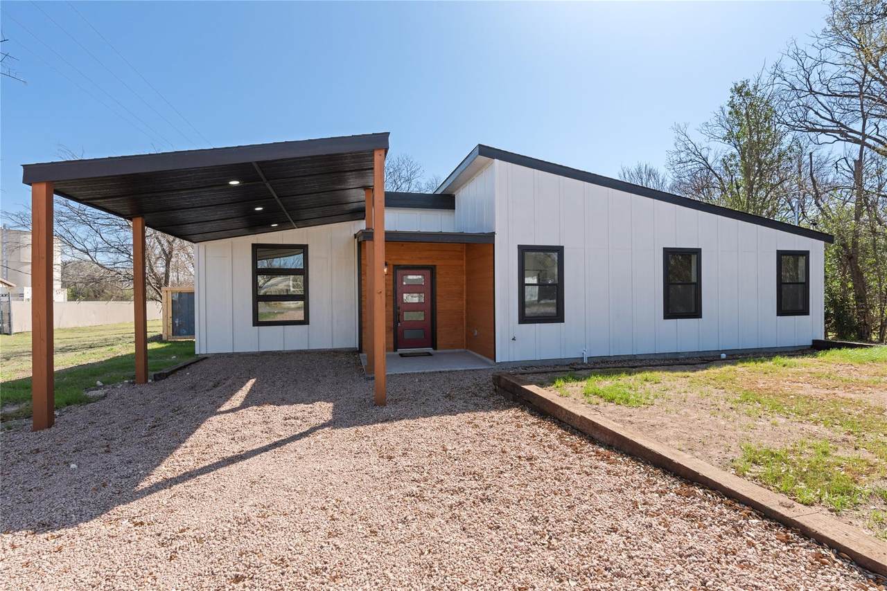 204 Avenue J - Photo 1