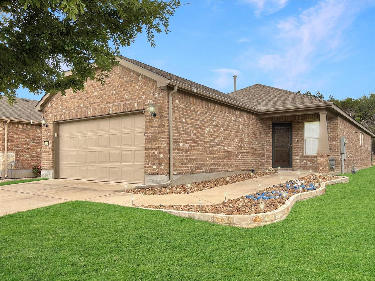 225 Hobby St - Photo 1