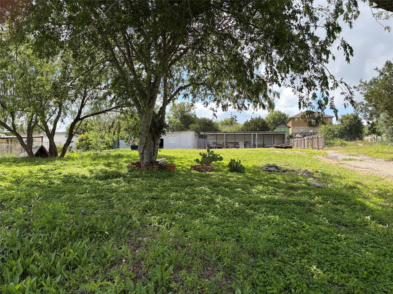 207 Cresthill Cswy - Photo 1