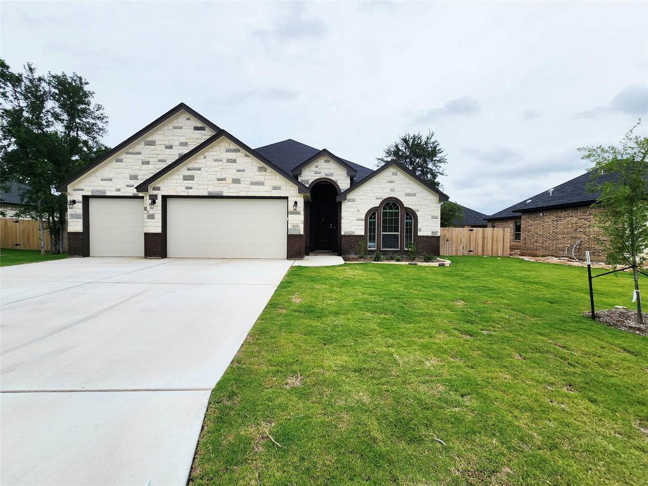 806 Eagle Heights Dr - Photo 1