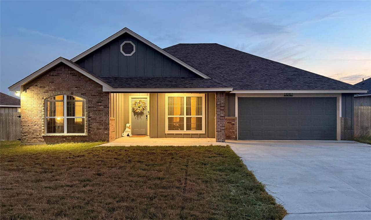 1047 Fieldstone Dr - Photo 1
