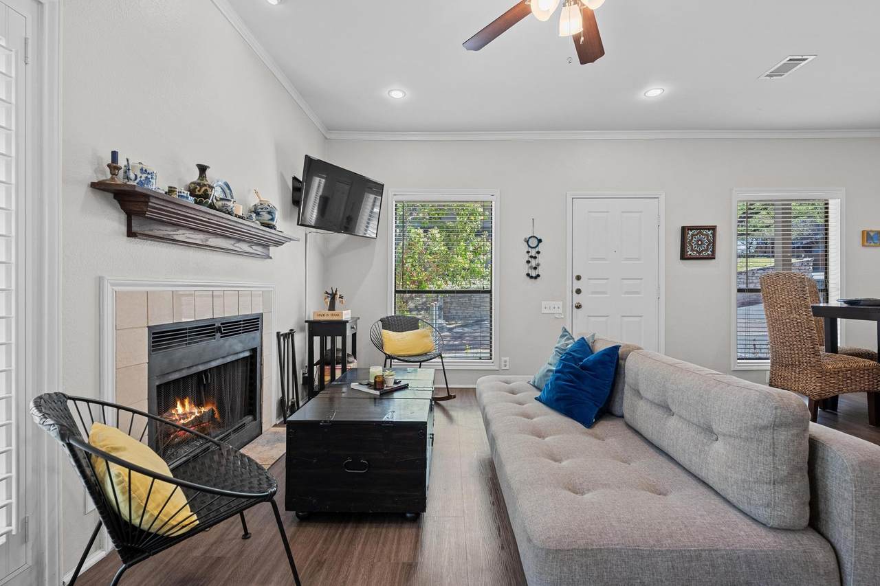 802 S First St - Photo 1