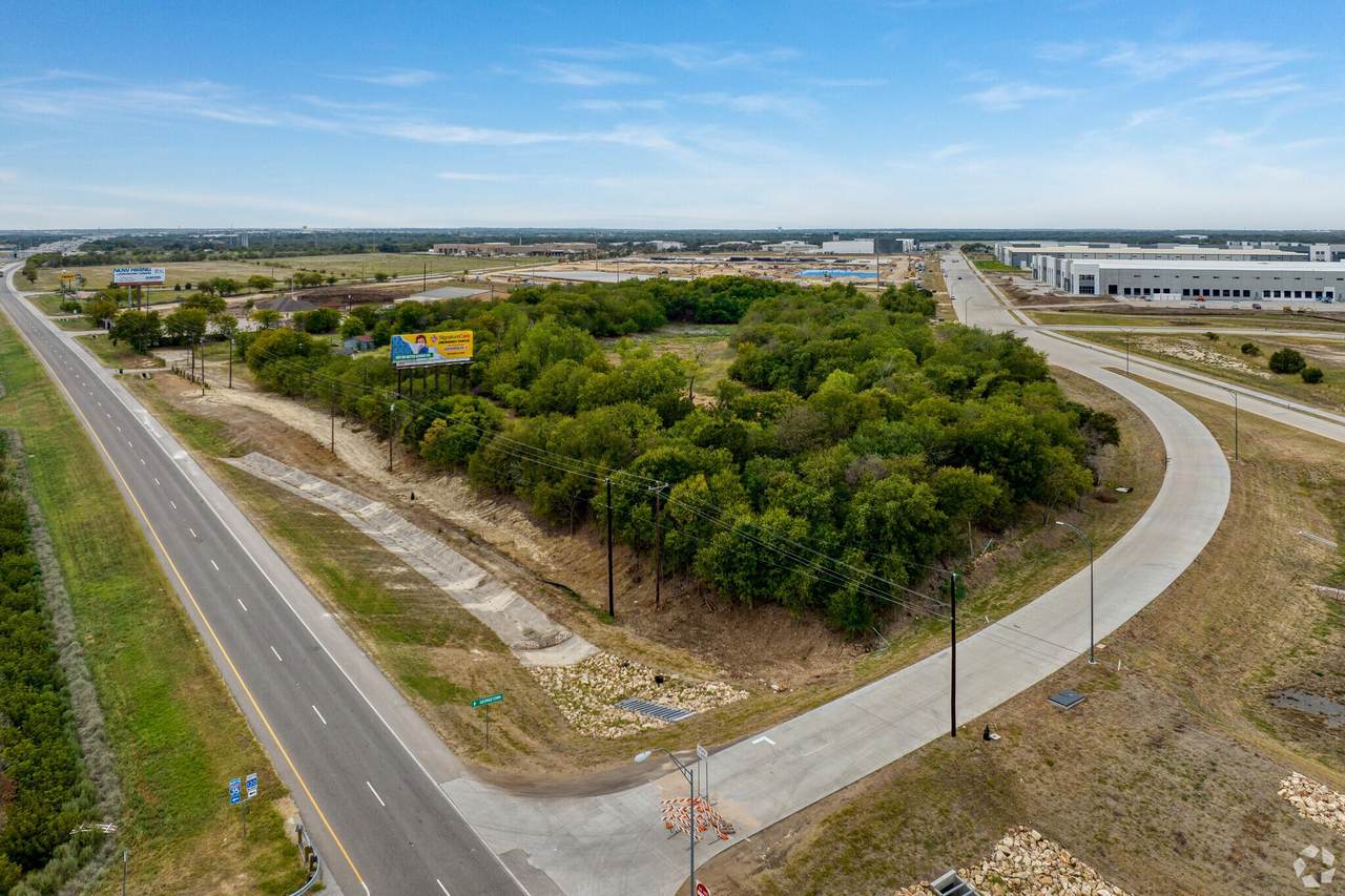 2601 Interstate 35 Highway - Photo 1