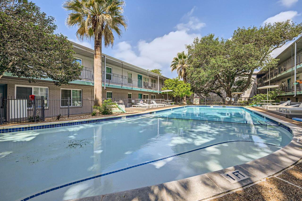300 Crockett St - Photo 1