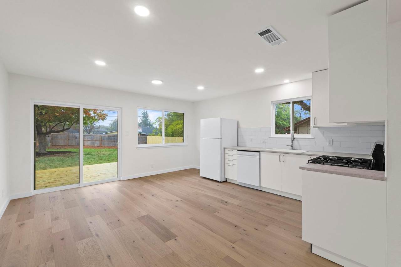 902 Warrington Dr - Photo 1