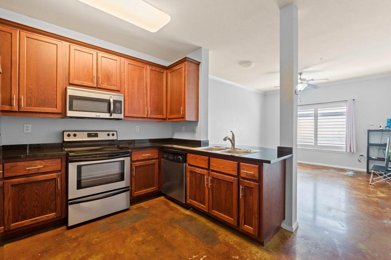910 25th St - Photo 1