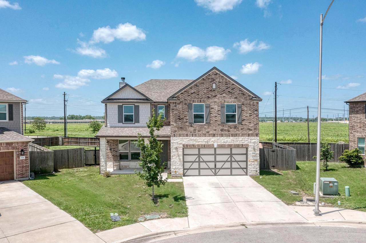 1720 Foxglove Cir - Photo 1