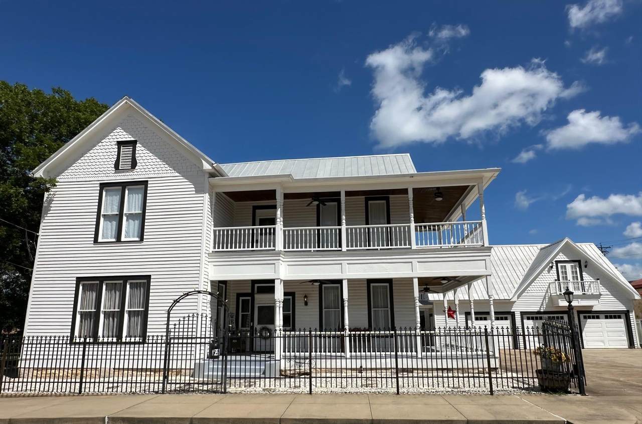 326 Colorado St - Photo 1