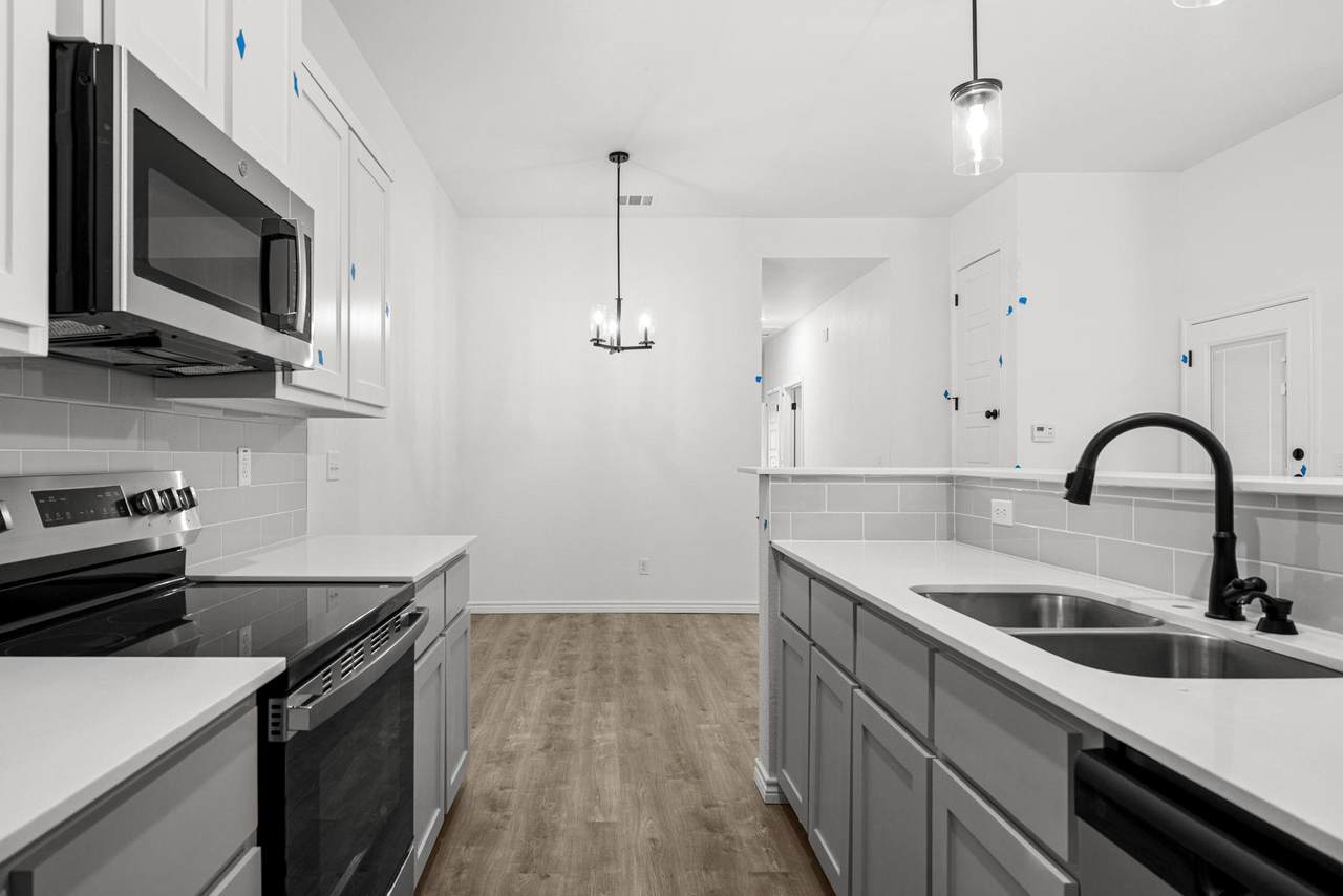 921 Ashwood Dr - Photo 1