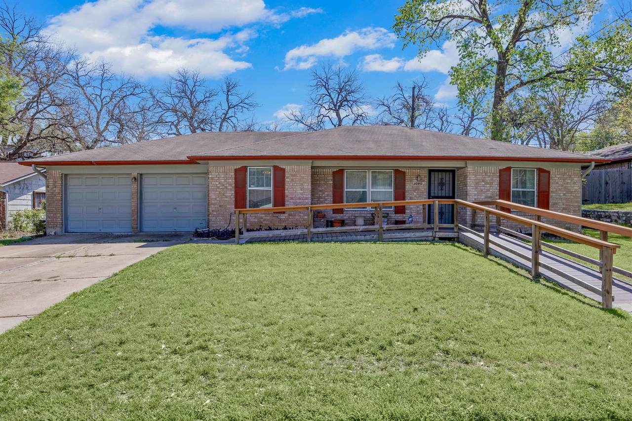 3205 Laguna Dr - Photo 1