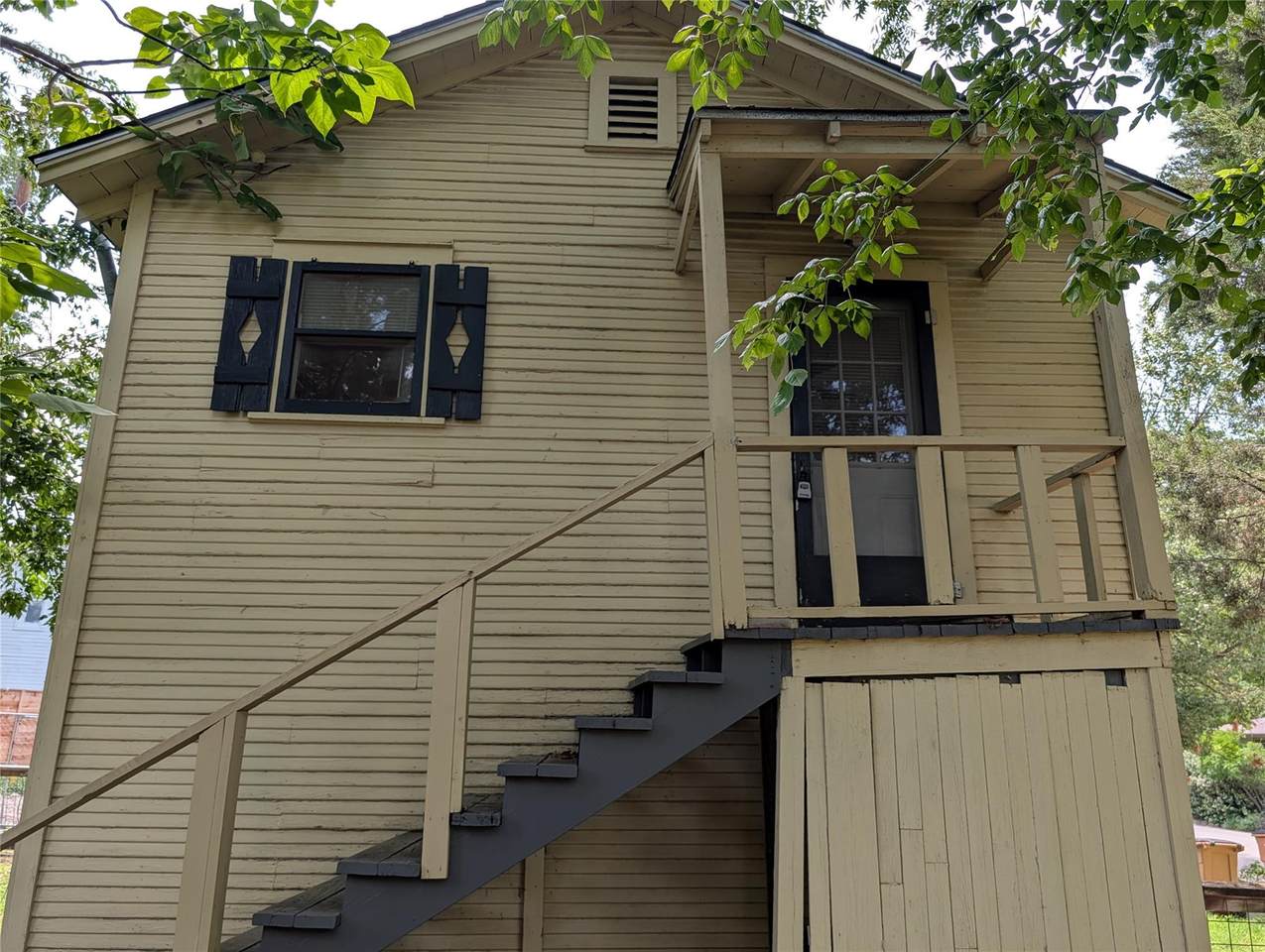 304 42nd St - Photo 1