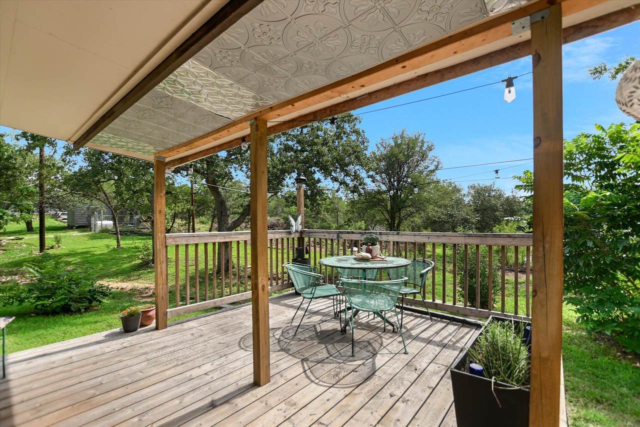 607 Driftwood Ln - Photo 1