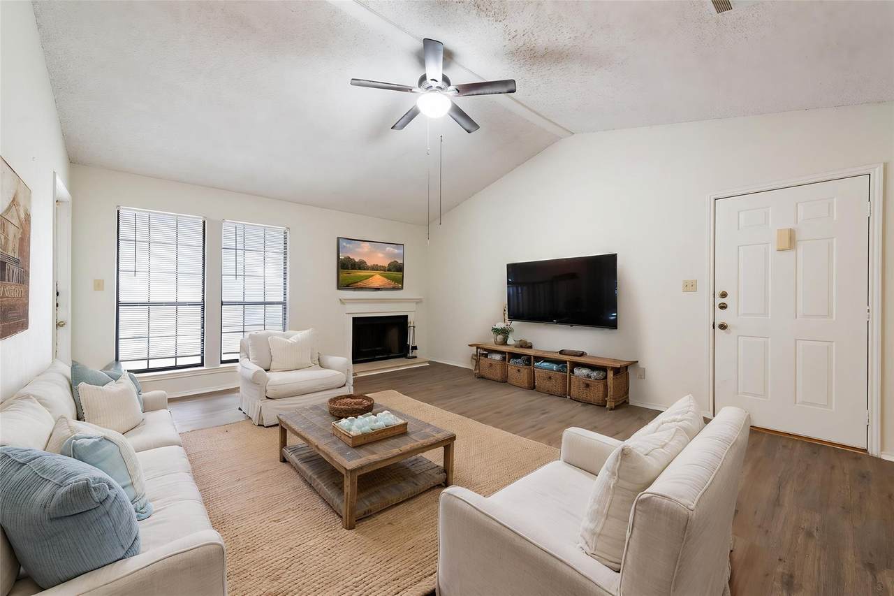 1202 Thorpe Ln - Photo 1