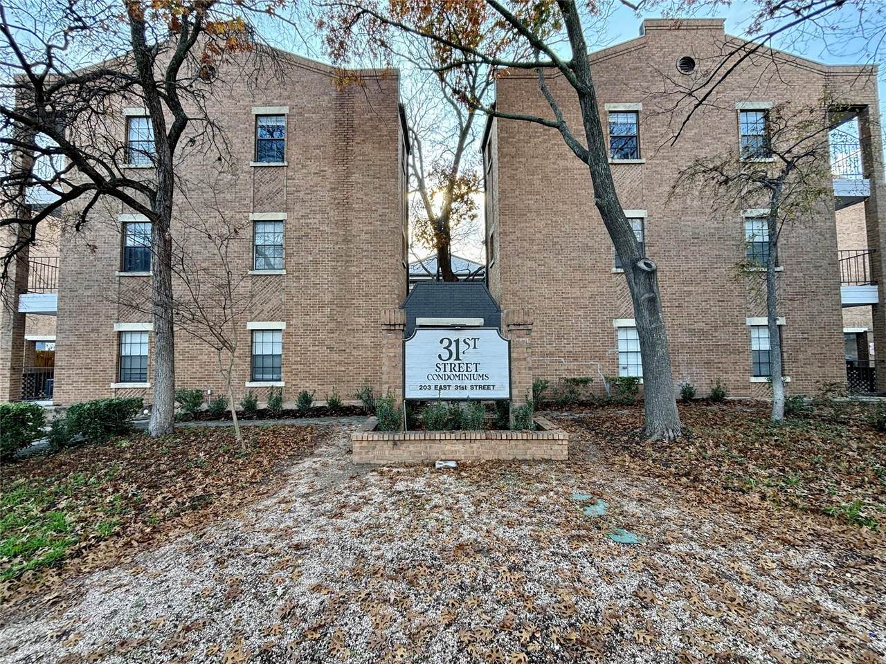 203 31 St - Photo 1
